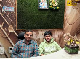 Hotel J&B, hotel cerca de Aeropuerto Internacional de Chandigarh - IXC, Zirakpur