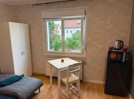 Einzelzimmer mit Gemeinschaftsbad ohne Küche