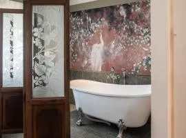 MiraNamin Nest LANTANA SUITE in Unique Historic Home with Garden Access, Rooftop, Bathtub, Private Kitchen