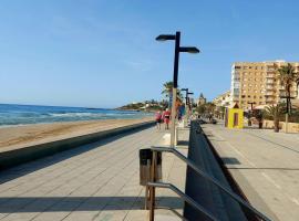 Spacious casa con 3 dormitorios para 9 personas y en primera línea del mar, hotel em Oropesa del Mar
