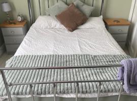 Beautiful double room in family home, golf hotel in Hillingdon