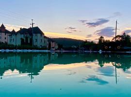 Moonglade Allure Houses, hotel a Polyana