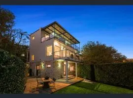 MetaWise Luxe 6 Bed Ocean View Family Home in Seaforth