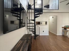 Charming 2-bedroom townhome in brilliant Baton Rouge minutes from LSU, rodinný hotel v destinaci Baton Rouge