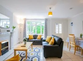 132 - Comfortable 2 Bed - Great Location with parking