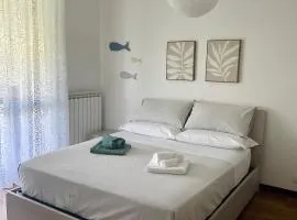 Sunset Escape, relax a due passi dal mare con terrazza e aria condizionata