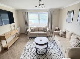 3 Bedroom Apartment - Loch Linnhe Views - Modern & Chilled Highland Stay