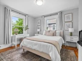6BR3BATH Home with FREE Parking & Outdoor Furniture