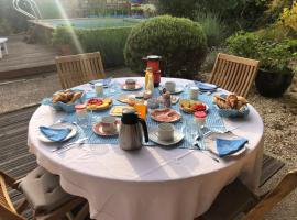 Saint James House, hotel v destinaci Pons