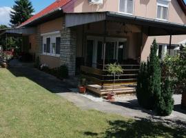 Holiday home in Balatonföldvar 36529, hotel em Balatonföldvár