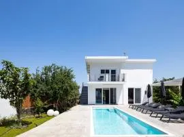 Cyan Viewpoint House near Lake Kourna