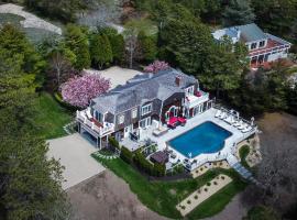 The J Luxury Villa - Southampton Poolside Retreat with Sauna, Hotel in Southampton