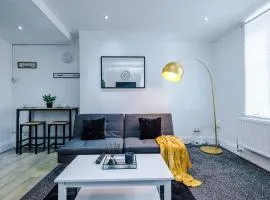 Luxury 1 bedrooom house, sleeps 4, free parking