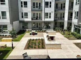 Modern 2- Bed Apt Pool & Gym