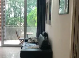 New Modern Apt free parking