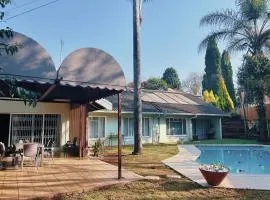 Spacious Entire House in Menlyn, Sleeps 8, Ideal for Groups