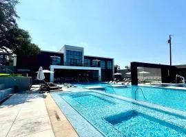 2BR Retreat -Gym Pool Parking