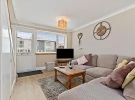 The Retreat - Short walk from beach parking