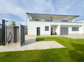 luxuriöse Villa Möwengeflüster - 220qm große Ferienwohnung für bis zu 8 Gästen mit Sauna direkt am Goitzschesee, hotel v destinaci Pouch