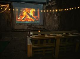 The Whispering Wall Cinema Where Stories Light the Night โรงแรมในวิลนีอุส