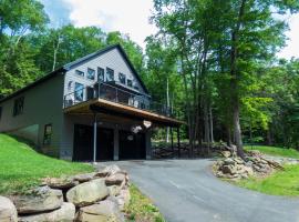Modern Chalet with Hot Tub and Lake Access, hotel in Monticello