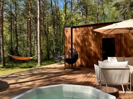 Telise TinyOne - Modern Forest Escape with Private Hot Tub, viešbutis mieste Vööla