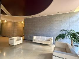 Moderno apto en Pocitos con piscina, hotel with pools in Montevideo