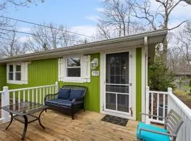 Cozy Cottages Green Cottage Hot tub-Town