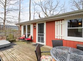 Cozy Cottages Red Cottage Hot tubTown, hotel in Saugatuck