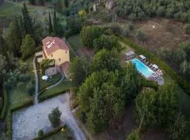 Farmhouse in Lucca with Scenic Views
