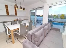Villa E & D - Four Bedroom Villa with Pool and Patio - Villa D