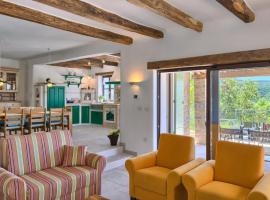 Authentic Villa Bani - Four Bedroom Villa With Pool, hotel en Livade