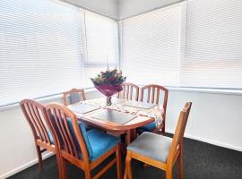 special in winter from 138 for three bedrooms unit in Johnsonville Wellington, hotel in Wellington