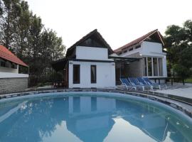 Luxury Private Pool Villa with Jacuzzi Bangalore - Kerala House, khách sạn ở Denkanikota