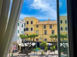 NIMPHAEA BLUE APARTMENT - Elegant Central Flat, Walk to Beach & Train Station