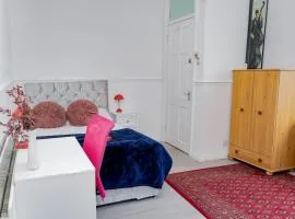 Spacious Pad - Close to Sports Village, Leigh Market, Mesnes Park - Parking - Wifi