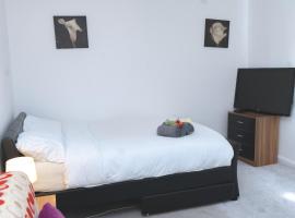Spacious Pad - Close to Sports Village, Leigh Market, Mesnes Park - Parking - Wifi, hotel en Leigh