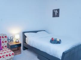 Spacious Pad - Close to Sports Village, Leigh Market, Mesnes Park - Parking - Wifi, hotel a Leigh