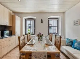 2 BR, 4 Beds, TV, Kitchen & free parking