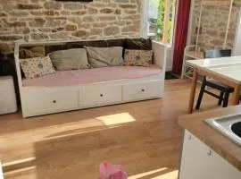 Charmant studio, avec cuisine et espace extérieur