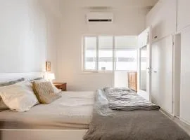 Charming 2BR Vintage Flat in Haifa near Bahai Gardens