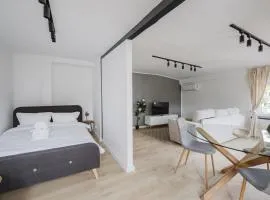 Grunwald Raszyńska Bright Apartment by BookingHost