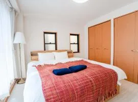 6 minutes walk from Yoyogi Station Close to Shinjuku 4-story detached house 110 square meters 3 bedrooms can accommodate up to 8 people Close to Shinjuku Takashimaya and Isetan