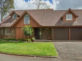 Upmarket Townhouse - walk to cbd, spa pool