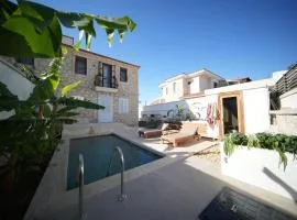 Alaçatı'da Saunalı Jakuzili Villa