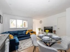 Modern home, Contractors friendly with 2 free parking spaces