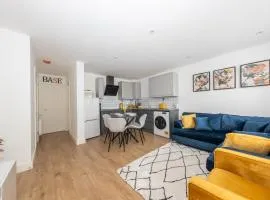 Modern home, Contractors friendly with 2 free parking spaces