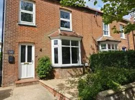 Entire Charming Three Bedroom Seaside House With Garden - Close to Town & Beach, Ideal for Groups, Families