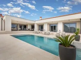 Villa Lastine by Villsy