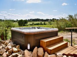 Villa avec piscine chauffée et jacuzzi, hotel a Ouveillan